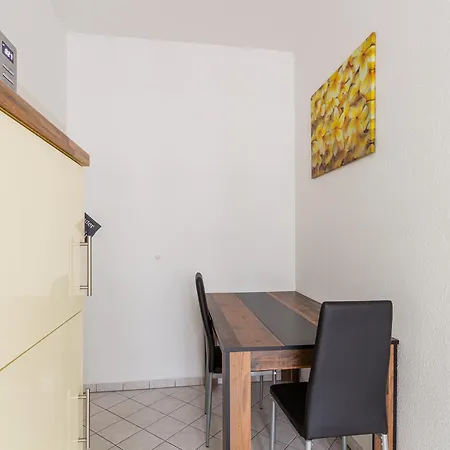 Mit Privatem Parkplatz 2-zimmer-fewo! Schoene Ausstattung, Perfekt Fuer Familien Und Gruppen, 5 Einzelne Betten, Frische Bettwaesche Und Handtuecher Inklusive De, Pl, Eng * 라이프치히