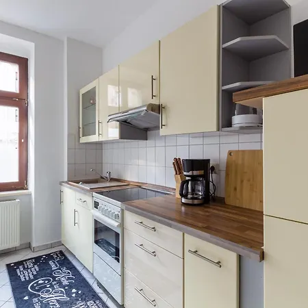 Apartamento Mit Privatem Parkplatz 2-zimmer-fewo! Schoene Ausstattung, Perfekt Fuer Familien Und Gruppen, 5 Einzelne Betten, Frische Bettwaesche Und Handtuecher Inklusive De, Pl, Eng