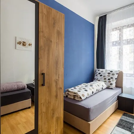 Mit Privatem Parkplatz 2-zimmer-fewo! Schoene Ausstattung, Perfekt Fuer Familien Und Gruppen, 5 Einzelne Betten, Frische Bettwaesche Und Handtuecher Inklusive De, Pl, Eng 莱比锡