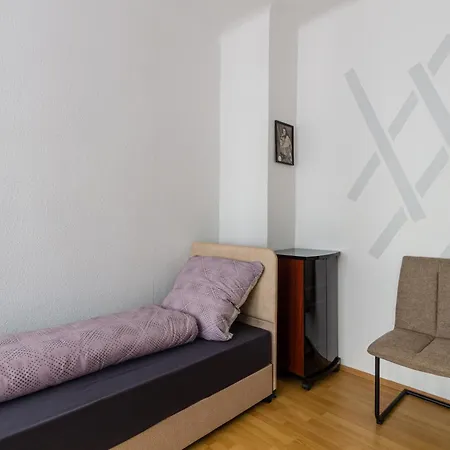 Mit Privatem Parkplatz 2-zimmer-fewo! Schoene Ausstattung, Perfekt Fuer Familien Und Gruppen, 5 Einzelne Betten, Frische Bettwaesche Und Handtuecher Inklusive De, Pl, Eng Apartamento *