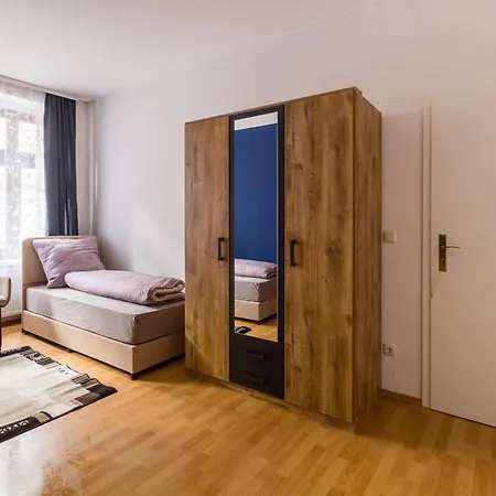 Mit Privatem Parkplatz 2-zimmer-fewo! Schoene Ausstattung, Perfekt Fuer Familien Und Gruppen, 5 Einzelne Betten, Frische Bettwaesche Und Handtuecher Inklusive De, Pl, Eng Apartamento Leipzig