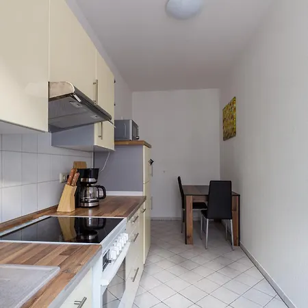 Apartamento Mit Privatem Parkplatz 2-zimmer-fewo! Schoene Ausstattung, Perfekt Fuer Familien Und Gruppen, 5 Einzelne Betten, Frische Bettwaesche Und Handtuecher Inklusive De, Pl, Eng Leipzig