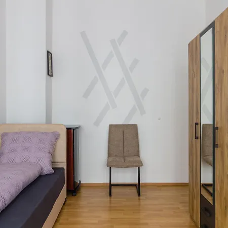 Mit Privatem Parkplatz 2-zimmer-fewo! Schoene Ausstattung, Perfekt Fuer Familien Und Gruppen, 5 Einzelne Betten, Frische Bettwaesche Und Handtuecher Inklusive De, Pl, Eng 莱比锡