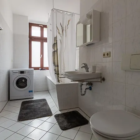 Apartamento Mit Privatem Parkplatz 2-zimmer-fewo! Schoene Ausstattung, Perfekt Fuer Familien Und Gruppen, 5 Einzelne Betten, Frische Bettwaesche Und Handtuecher Inklusive De, Pl, Eng Leipzig