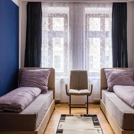 Mit Privatem Parkplatz 2-zimmer-fewo! Schoene Ausstattung, Perfekt Fuer Familien Und Gruppen, 5 Einzelne Betten, Frische Bettwaesche Und Handtuecher Inklusive De, Pl, Eng Apartamento