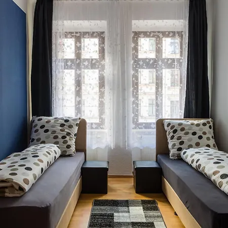 Mit Privatem Parkplatz 2-zimmer-fewo! Schoene Ausstattung, Perfekt Fuer Familien Und Gruppen, 5 Einzelne Betten, Frische Bettwaesche Und Handtuecher Inklusive De, Pl, Eng Apartamento