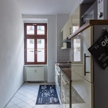 Apartamento Mit Privatem Parkplatz 2-zimmer-fewo! Schoene Ausstattung, Perfekt Fuer Familien Und Gruppen, 5 Einzelne Betten, Frische Bettwaesche Und Handtuecher Inklusive De, Pl, Eng