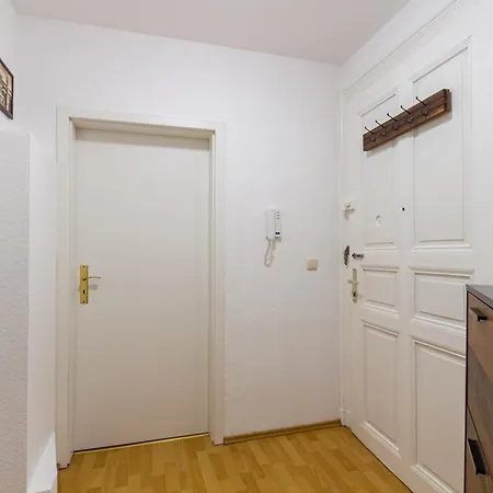 Mit Privatem Parkplatz 2-zimmer-fewo! Schoene Ausstattung, Perfekt Fuer Familien Und Gruppen, 5 Einzelne Betten, Frische Bettwaesche Und Handtuecher Inklusive De, Pl, Eng Apartamento *