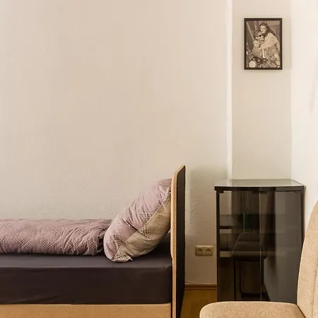 Mit Privatem Parkplatz 2-zimmer-fewo! Schoene Ausstattung, Perfekt Fuer Familien Und Gruppen, 5 Einzelne Betten, Frische Bettwaesche Und Handtuecher Inklusive De, Pl, Eng * 莱比锡