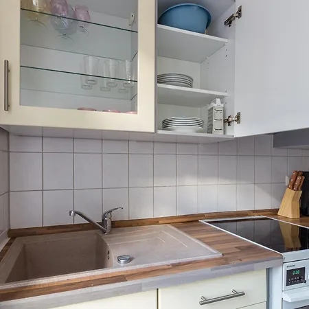 Mit Privatem Parkplatz 2-zimmer-fewo! Schoene Ausstattung, Perfekt Fuer Familien Und Gruppen, 5 Einzelne Betten, Frische Bettwaesche Und Handtuecher Inklusive De, Pl, Eng Apartamento *