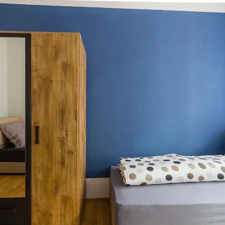 Mit Privatem Parkplatz 2-zimmer-fewo! Schoene Ausstattung, Perfekt Fuer Familien Und Gruppen, 5 Einzelne Betten, Frische Bettwaesche Und Handtuecher Inklusive De, Pl, Eng Apartamento Leipzig