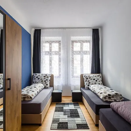Apartamento Mit Privatem Parkplatz 2-zimmer-fewo! Schoene Ausstattung, Perfekt Fuer Familien Und Gruppen, 5 Einzelne Betten, Frische Bettwaesche Und Handtuecher Inklusive De, Pl, Eng Leipzig
